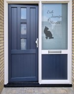 Raamfolie voordeur met poes en namen